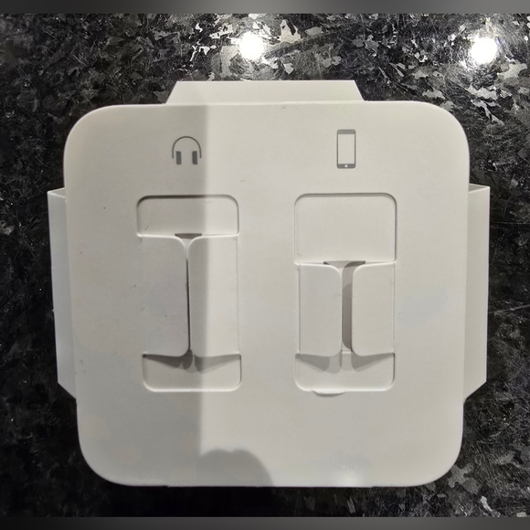 White Wired Earbuds - Picture 3 of 3